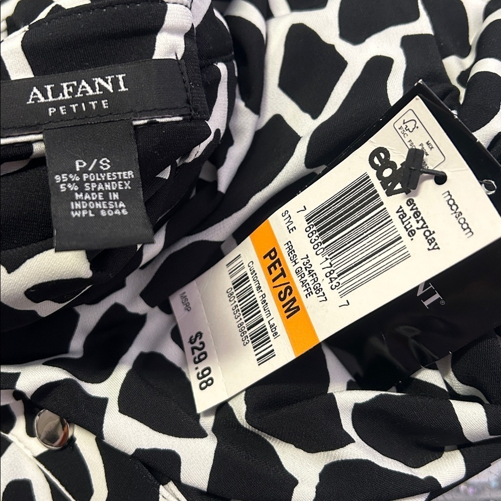 NWT! Alfani Black White Giraffe Print Slinky Short Sleeve Top size S MSRP $29.98 - Picture 4 of 4
